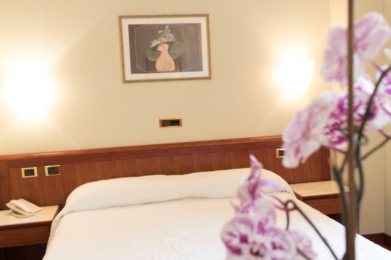 Palace Hotel ชิวิตาโนวา มาร์เค ภายนอก รูปภาพ