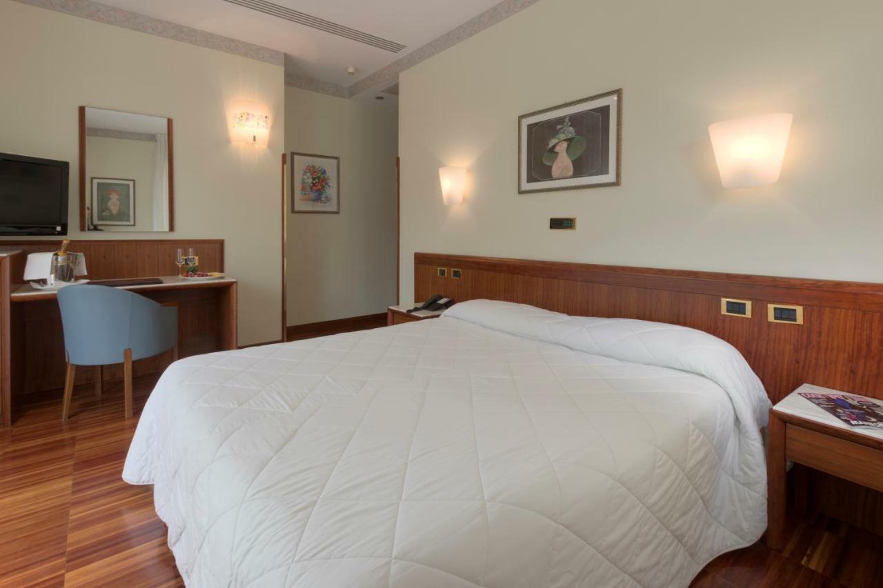 Palace Hotel ชิวิตาโนวา มาร์เค ภายนอก รูปภาพ